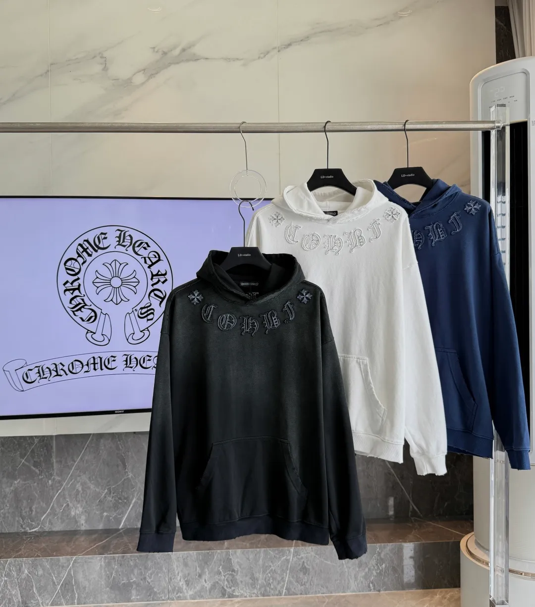 P320 🔥🔥🔥ceiling level 𝗖𝗵𝗿𝗼𝗺𝗲 𝗛𝗲𝗮𝗿𝘁𝘀/Cro Heart 2025 cross patch embroidery summer new original single counter American acid washed distressed laser burnt patch embroidery couple casual hooded sweatshirt 👑The highest version! Customized fabric 440g tripe terry fabric! American acid-washed and distressed original fabric laser burnt ✟appliqué embroidery and exquisite embroidery of letters! The best-selling model at the counter. It is very comfortable to wear. It is low-key yet luxurious. It is very classy when worn. The large size and tailoring are needless to say. The upper body is exquisite and vivid. 👍High-end first-class materials. A truly palace-level product. The cotton from Turkey is of outstanding quality. After heavy washing, the clothes are very soft! Not picky, the upper body is absolutely stylish and extremely luxurious. Auxiliary materials: The original model has been authenticated and labeled ➕100% silk washed with water label. Genuine purchase-grade original hangtag➕matching hanging rope➕3D hanging beads➕original packaging bag. Craftsmanship: The original version has consistent wiring! The highest version of the armhole matching technique! Countless times of pattern making to 100% restore the original appearance! The correct version is the same for men and women, super eye-catching, super good-looking, and super atmospheric! Color: White Black Royal Blue Size: S-XL
